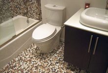 Фото - Мозаика на пол в ванной: укладка и каких важных правил нужно придерживаться при монтаже